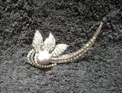 花の形状のパールブローチ