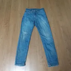 ライトブルー ストレートデニム 膝ダメージ