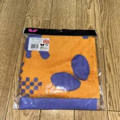 Butterfly 卓球タオル オレンジと紫のデザイン