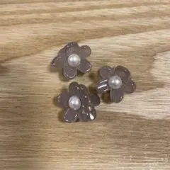 •グレー系のお花のミニクリップ３つセット