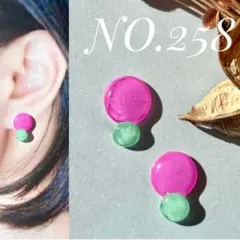 ハンドメイド　ネオンカラー　丸　円形　ピンク　グリーン　イヤリング　ピアス