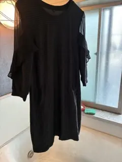 ストライプ柄のシースルー袖が特徴的な膝丈ワンピース。新品新年セール