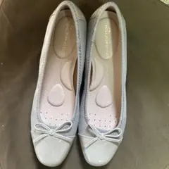 グレー リボン付き フラットシューズ