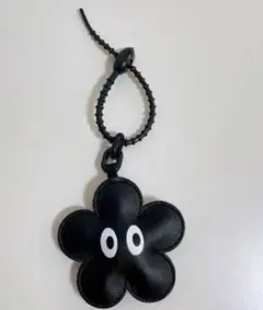 黒い花型ストラップ