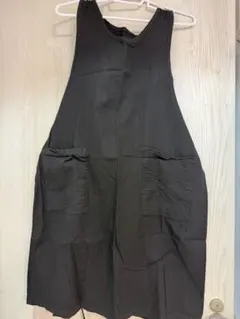 黒のノースリーブエプロン