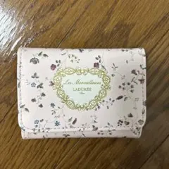 신품 미사용 ♡기간 한정 가격 인하중! Ladurée 꽃무늬 트라이폴드 지갑