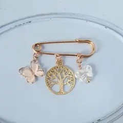 蝶と木のモチーフのブローチ ハンドメイド　匿名配送　No.701