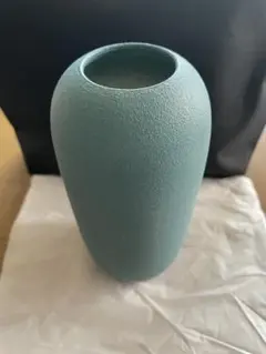 青緑色の円筒形陶器花瓶