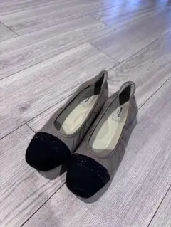 グレー/ブラックスエード ラウンドトゥパンプス