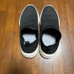 黒いキャンバススニーカー スリッポン