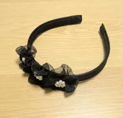 黒のパール付き花モチーフカチューシャ