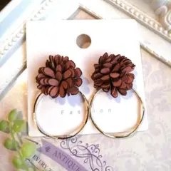 花モチーフ フープピアス/イヤリング ブラウン(ハンドメイド: