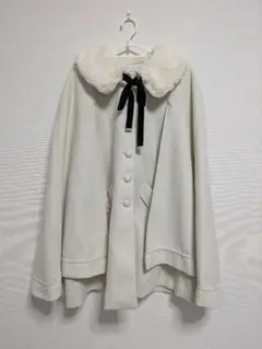 axes femme ファー付きホワイトケープコート