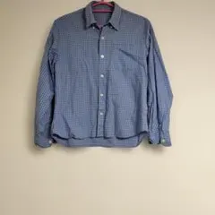 青のチェック柄長袖シャツ