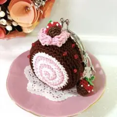 ハンドメイドスイーツがま口　チョコがけ苺のロールケーキ　ストラップ付き♡ ポーチ