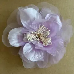 薄紫色の花モチーフブローチ