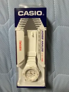 ★★★ レディーズ CASIO 腕時計 白　ホワイト　10気圧防水　カシオのサムネイル