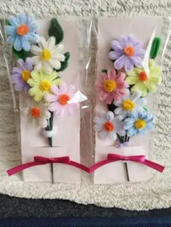 カラフルな小花のモールフラワーの花束