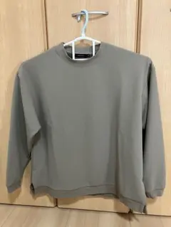 NIKO AND...　デザインスウェット　プルオーバー　サイドスリット