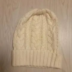 ケーブル編みクリーム色ニット帽