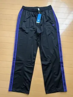 アディダスオーバーサイズトラックパンツのサムネイル