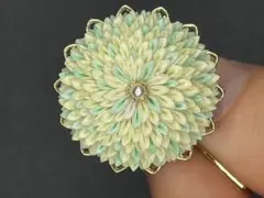 花の形状の布製ブローチ