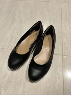 【1度のみ着用・美品】ALETTA パンプス ラウンドトゥ 黒 1cmヒールのサムネイル