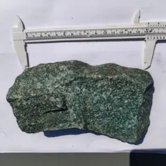 緑色の不規則な形状の原石