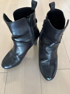 イタリア製　黒 ヒールブーツ ジッパー バックル付き