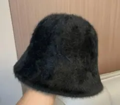 黒いファーバケットハット