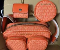 新品未使用　クロスボディ　ウィズ　テック　アタッチ　ミディアム