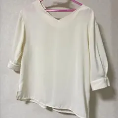 ナチュラルビューティーベーシック　Vネックブラウス　アイボリー