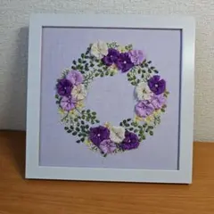 刺繍フレーム　ハンドメイド　りぼん刺繍　紫と白のお花のリース