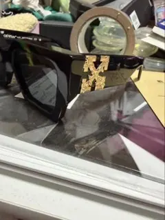 Off-White サングラス ブラック ゴールドのサムネイル
