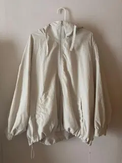 アズノウアズピンキー　春秋用　アイボリー フード付き マウンテンパーカー