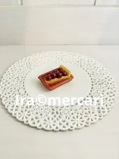 木苺のタルト　フェーブ　フランス製　陶器　お菓子　フェーヴ　ミニチュア
