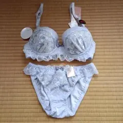 B70ライトパープル花柄刺繍 ブラジャーショーツセット　1/4迄の価格です。