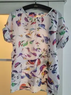 【美品】カラフルな鳥柄 半袖カットソー ホワイト