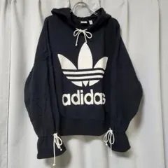 adidas Originalsフレアスリーブフーディ　ビッグロゴ　黒