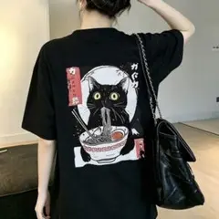 ラーメンを食べる黒猫 半袖Tシャツ ブラック