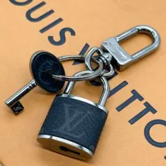 ルイヴィトン 南京錠 キー2本付き パドロック TSAマークロック 鍵 シルバー 楽天市場】ルイヴィトン パドロック シルバー TSAマークロック付 鍵