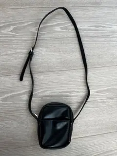 ブラック　ショルダーバッグ