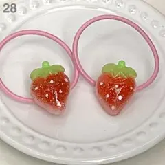 キッズヘアゴム　2個セット　キラキラいちご　ハンドメイド　レジン　レッド