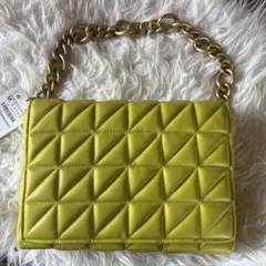 ZARAで購入の ライムグリーン キルティング ショルダーバッグです。
