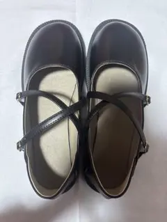 黒いストラップ付きローファー