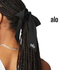 alo yogaラブノットネクタイシュシュ　ヘアゴム　ブラックのサムネイル