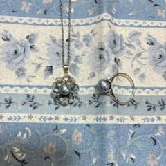 昭和レトロ　青いパール風の花型ペンダントネックレス　シルバー色　　お揃いのリング