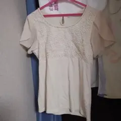 TRUDEA 刺繍入りクリーム色半袖トップスのサムネイル
