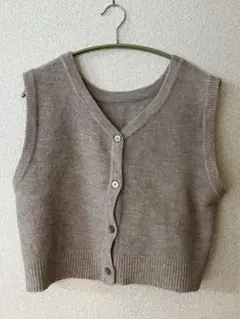 niko and… ベージュ ニットベスト ボタン付き Vネック