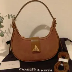 未使用/完売品【チャールズ＆キース】トライススエード・ショルダーバッグ/匿名配送